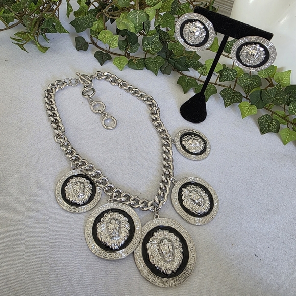 Vintage Chunky Silver Lion Head Medalion Necklace and Earrings Set - Picture 6 of 10